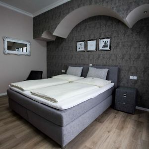 Großes Zimmer mit Kingsize-Bett